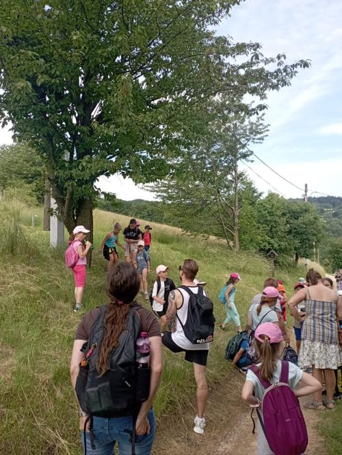 Dnes žáci prvního stupně vyrazili na slibovanou dobrodružnou výpravu za skřítky na Žítkovou